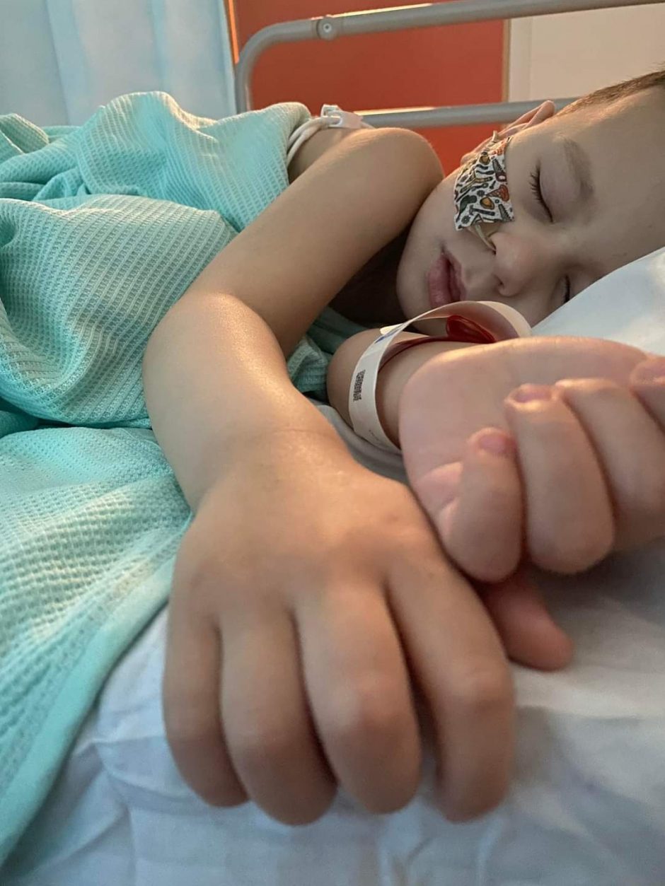 Mažasis Adamas kovoja su vėžiu: viltis yra, bet tėvams neužtenka pinigų