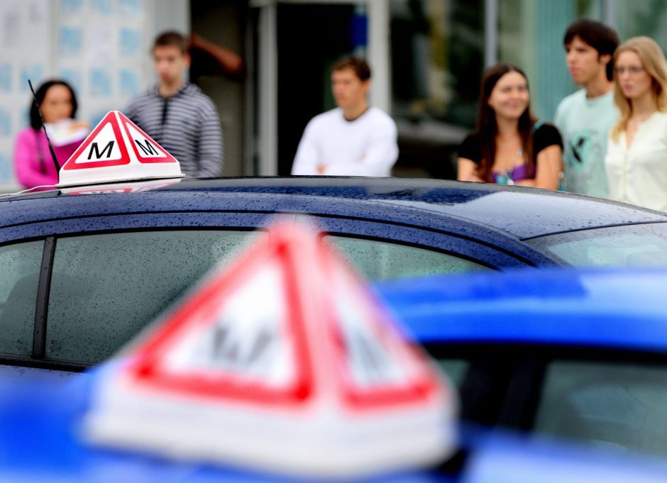 „Regitroje“ susidariusi apie 11 tūkst. egzamino laukiančių vairuotojų eilė