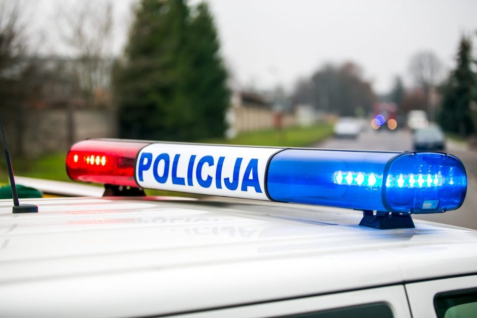 Tauragės policija sulaikė petardą po savivaldybės darbuotojo mašina numetusį vyrą