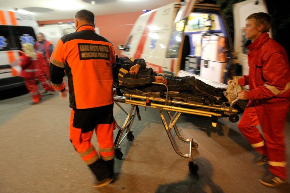 Kauno ligoninėje gydomas vyras, iš namų atvežtas lūžusia kaukole