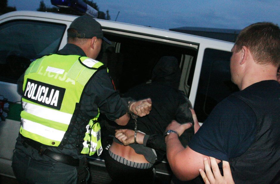 Mažeikių rajone du vyrai ir moteris priešinosi sulaikomi policijos