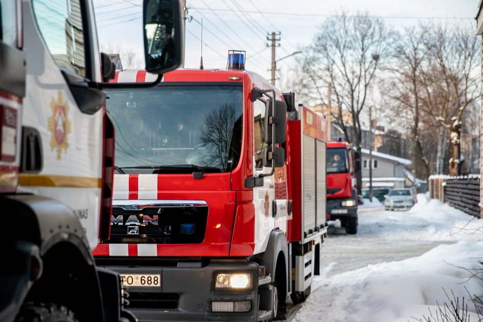 Kaune – gaisrų bumas: ugniagesiai gesino liepsnojantį rūsį