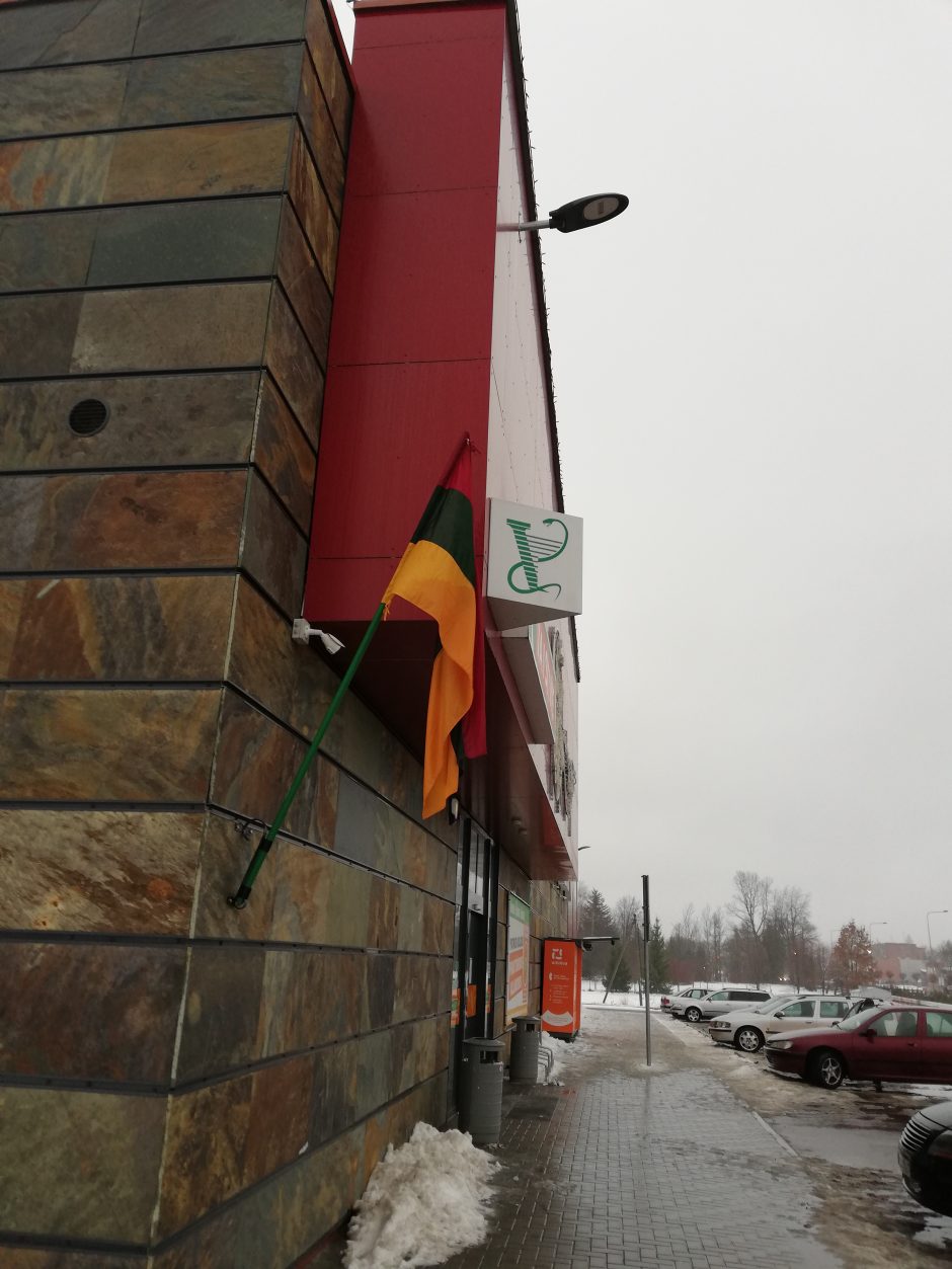 Pamačiusi vėliavą ant „Norfos“ pastato nustėro: gal ne Lietuvos trispalvę iškėlė?