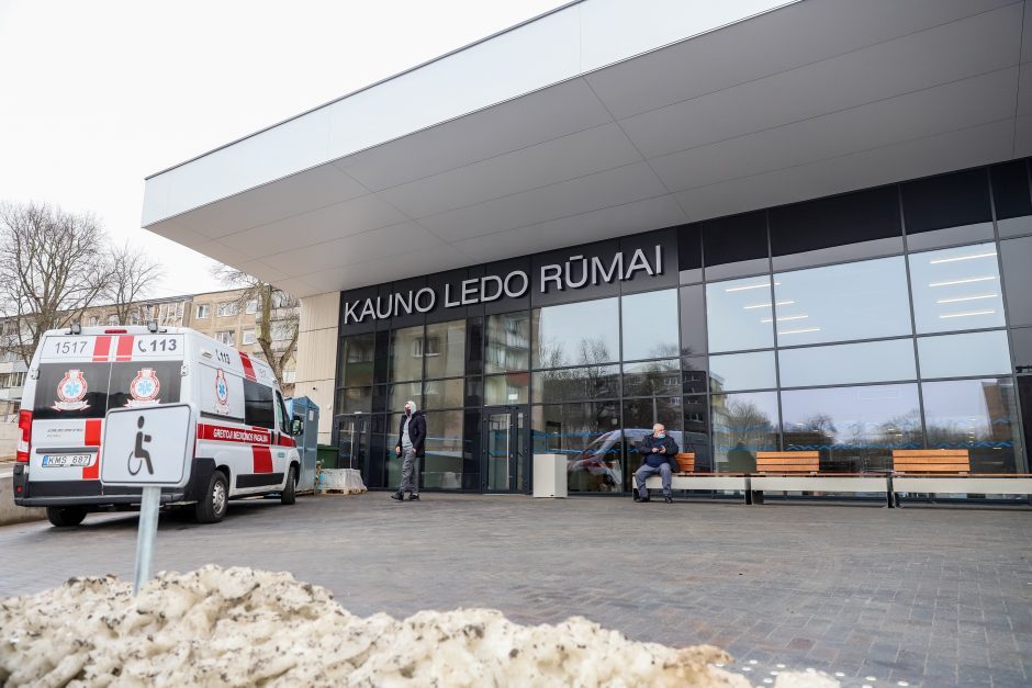 Pasakė, kodėl prie vakcinacijos centro Kaune buvo nusidriekę eilės: vietoj 30 žmonių atvyko 300