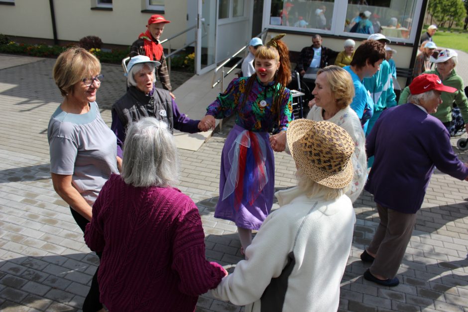 Kada prie senjorų išlaikymo globos namuose turėtų prisidėti artimieji?