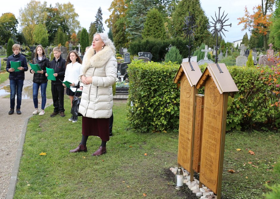 Apdovanotieji Kauno rajono garbės ženklais sodina ąžuolus, rūpinasi gyventojais