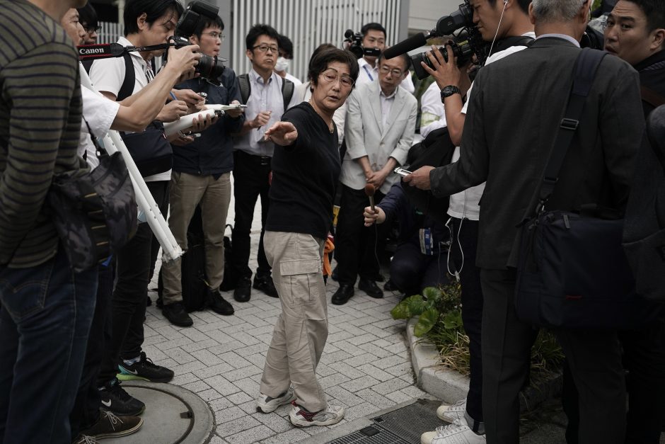 Japonijoje vyras peiliu užpuolė minią, žuvo du žmonės ir jis pats