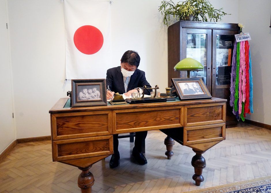 Japonų ministras pagerbė Ch. Sugiharos atminimą, augant jo reikšmei dėl istorinių ginčų
