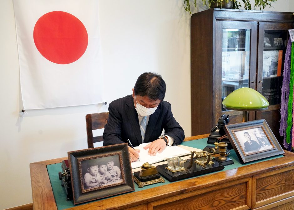 Japonų ministras pagerbė Ch. Sugiharos atminimą, augant jo reikšmei dėl istorinių ginčų