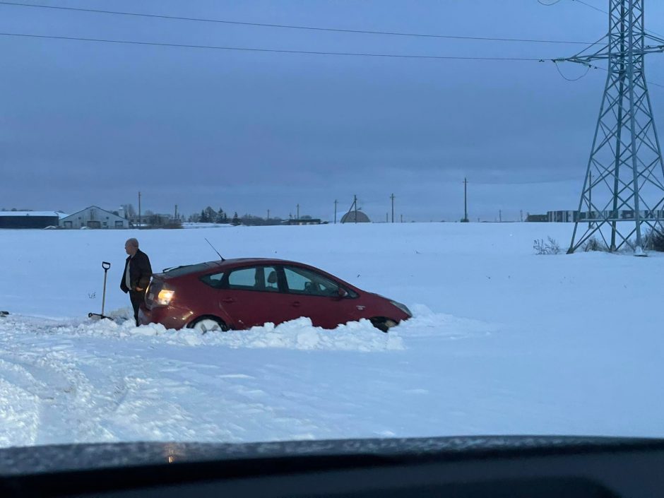 Žiemos išbandymus atlaiko ne visi vairuotojai – vienas po kito lekia nuo kelio