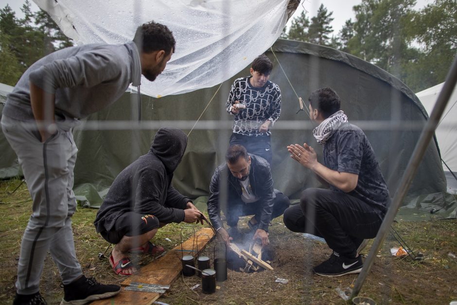 Dviejose migrantų stovyklose vyko protestai: prašo šiltesnių drabužių, grąžinti telefonus