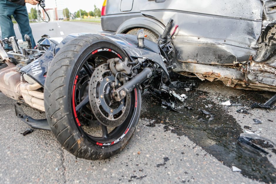 Per „Opel“ ir dviejų motociklų avariją nukentėjo vieną jų vairavęs pareigūnas