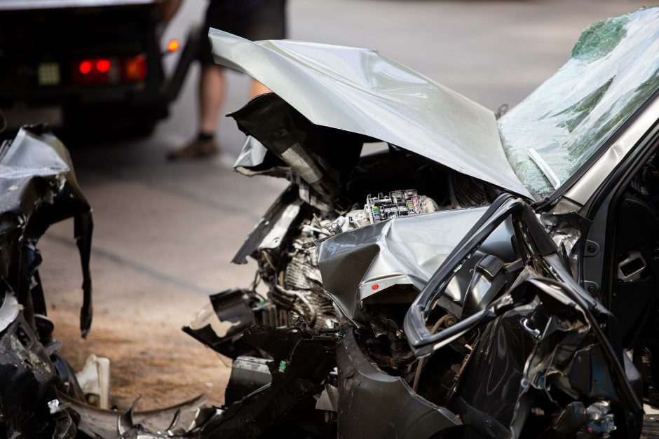 Dėl jaunos vairuotojos kaltės – tragiška avarija: žuvo žmogus, dar du sužaloti