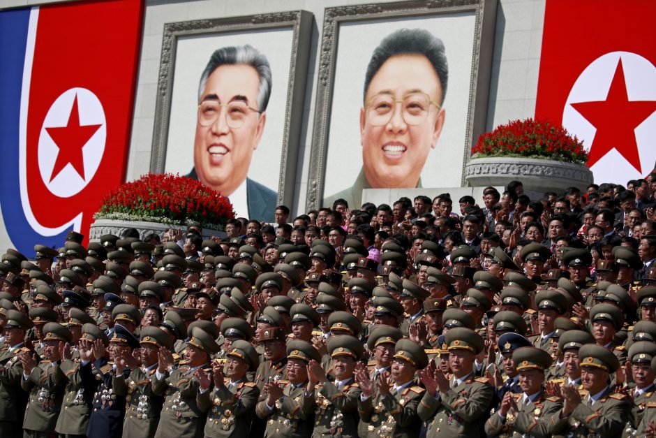 Šiaurės Korėja surengė karinį paradą be tarpžemyninių balistinių raketų