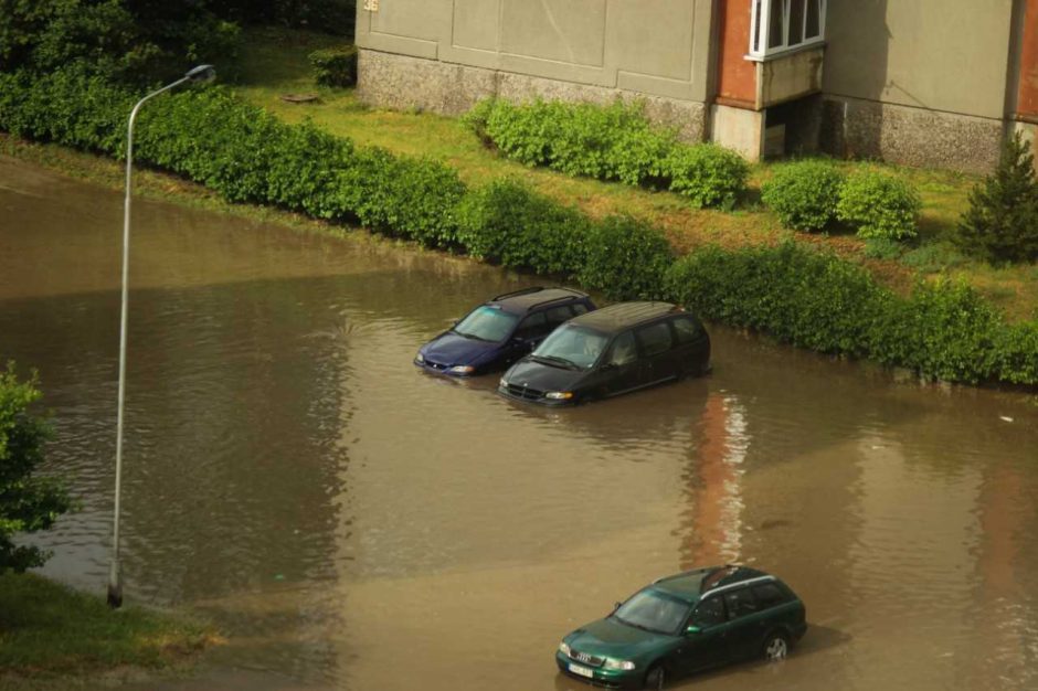 Lazdijuose dėl liūties sukeltų potvynių paskelbta ekstremali situacija