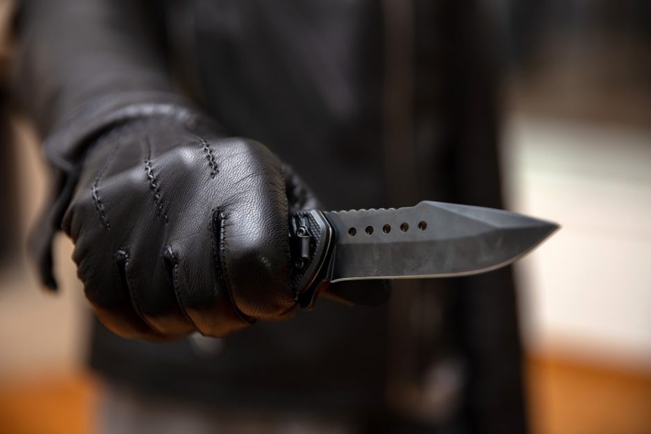 Šančiuose peiliu ginkluotas plėšikas sužalojo ir apvogė moterį
