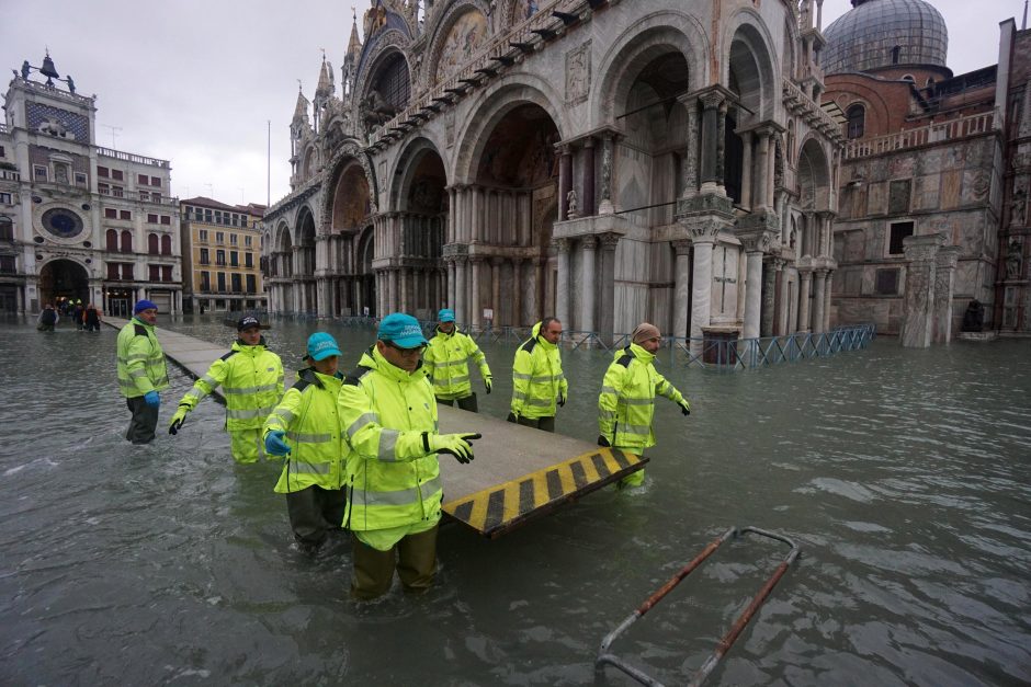 Potvynių parklupdytoje Venecijoje – protestai: iš posto verčiamas meras