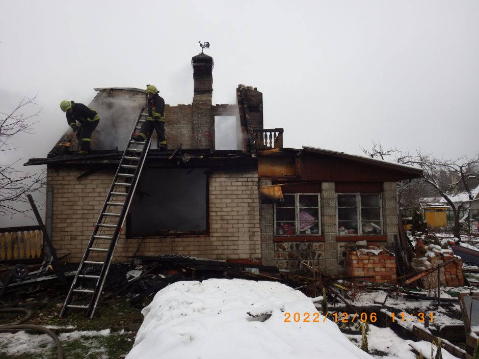 Pakaunės sodų bendrijoje sudegė namas: gaisras kilo šeimininkui išskubėjus į darbą 
