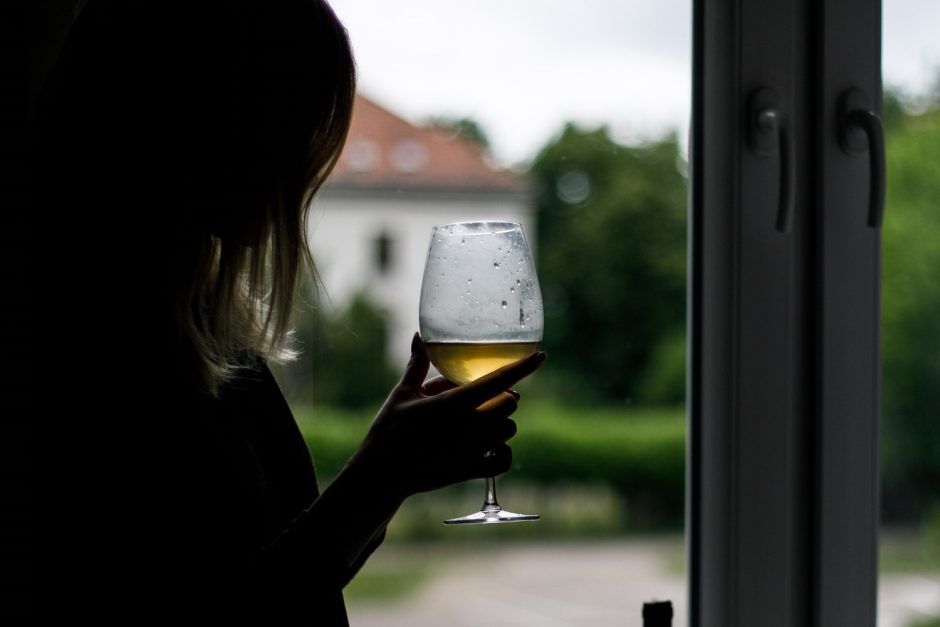 Naujausias mokslininkų tyrimas: net, rodos, nekalta taurė vyno – jau pražūtinga?