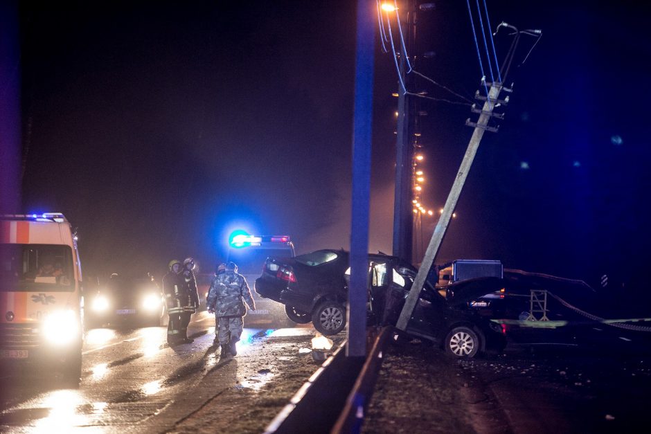 Jurbarko rajone – automobilio smūgis į elektros stulpą: sužalotos dvi mažametės