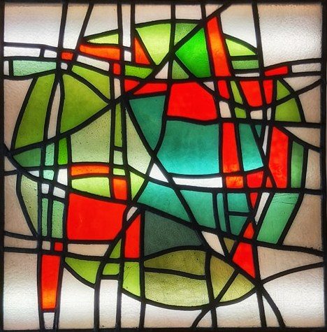 Stiklo ir šviesos žaismas: vitražų paroda „Abstrakcija“