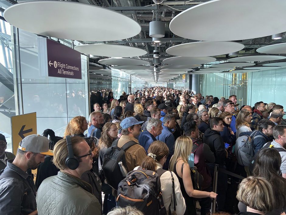 JK oro uostuose buvo kilęs chaosas: dėl trikdžių žmonės laukė valandų valandas