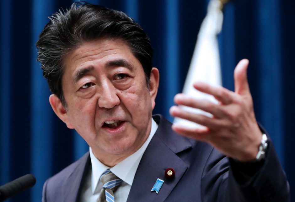Japonijos premjeras Sh. Abe paskelbė atsistatydinąs dėl atsinaujinusios žarnyno ligos