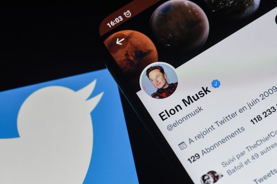 E. Muskas sako atkursiantis sustabdytas žurnalistų „Twitter“ paskyras