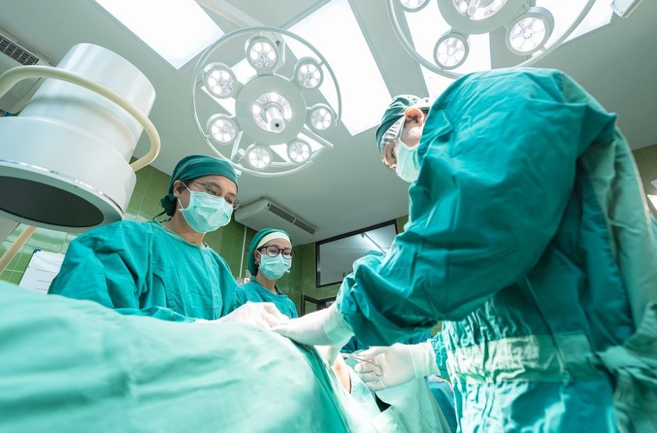 COVID-19 persirgusiam pacientui Kauno klinikose atlikta operacija