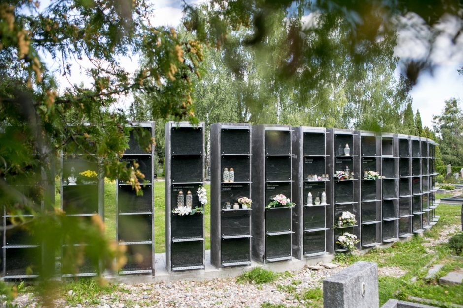 Kauno kapinėse didinami laidojimo įkainiai: teks brangiau mokėti už vietą kolumbariume