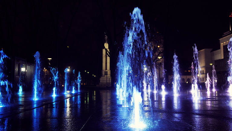 Vienybės aikštės fontanas jau ištryško spalvotais purslais (vaizdo įrašas)