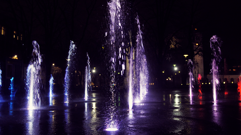 Vienybės aikštės fontanas jau ištryško spalvotais purslais (vaizdo įrašas)