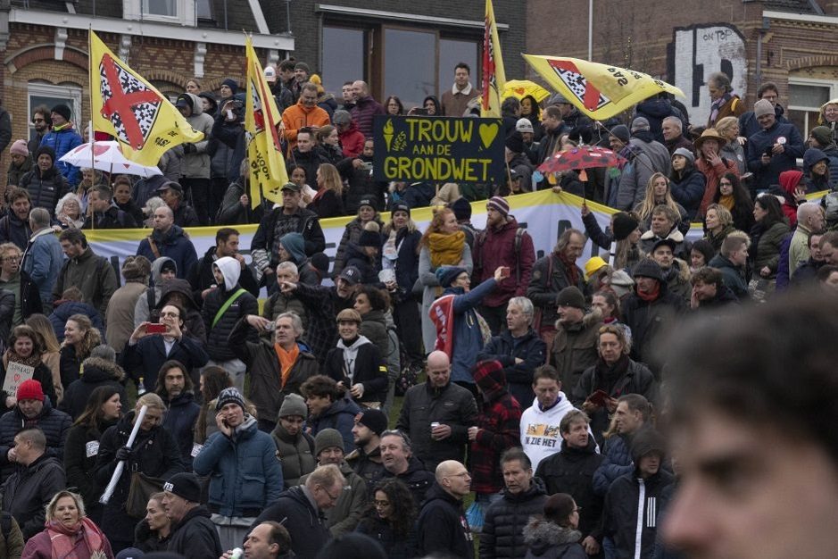 Nyderlanduose tūkstančiai žmonių protestuoja prieš pandemijos politiką: „Mums atsibodo melas“ 