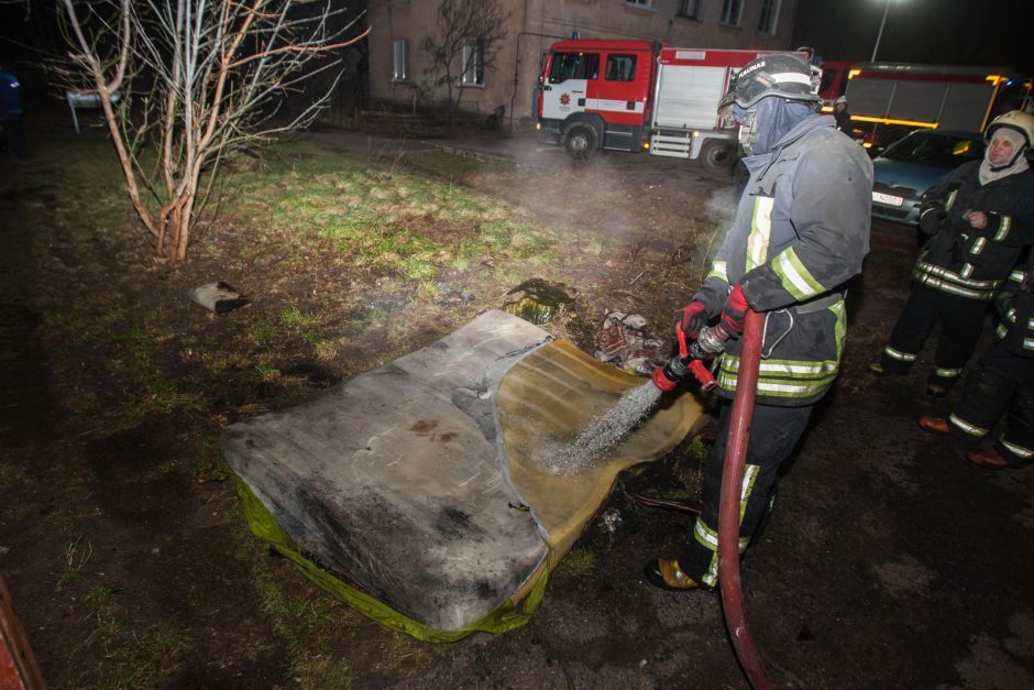 Gaisras Kalniečių devyniaaukštyje: degančios lovos įkaitais tapo mažiausiai du žmonės (papildyta)