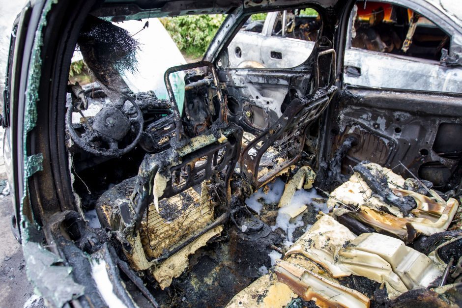 Kaune supleškėjo „Renault“, įtariamas padegimas