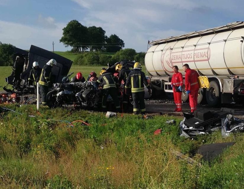 Šilalės rajone – kraupi avarija: prieš eismą lėkęs BMW rėžėsi į sunkvežimį, vairuotojas žuvo