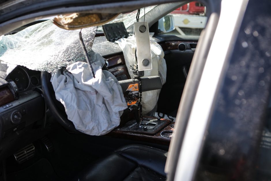 Kelyje A10 – BMW ir sunkvežimio avarija: sužaloti Latvijos ir Prancūzijos piliečiai  