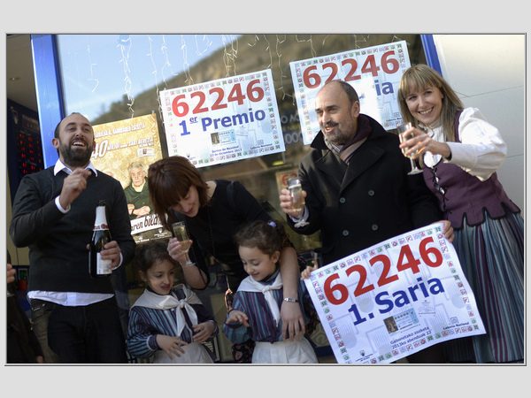 „Storulio“ loterijos prizai į krizės ištiktą Ispaniją atnešė kalėdinę nuotaiką