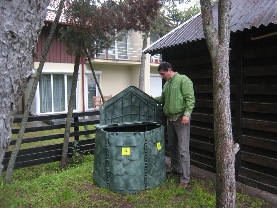 Vilniaus individualių namų savininkams dalinamos nemokamos kompostavimo dėžės