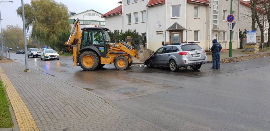 Klaipėdoje traktorius taranavo „Subaru“