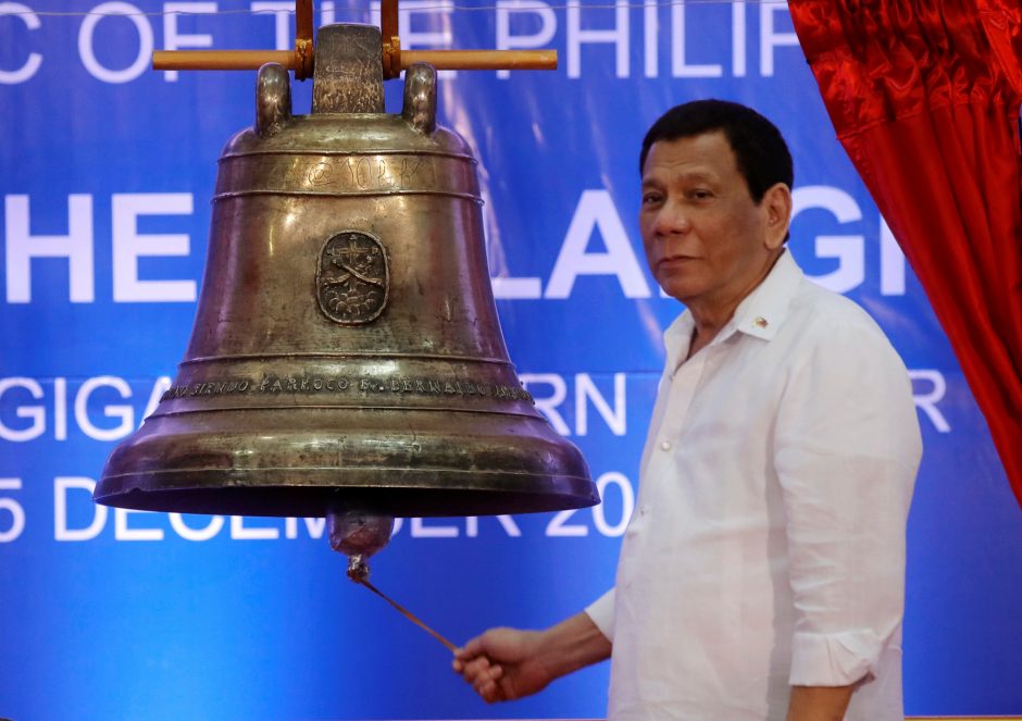 Filipinų prezidentas prisipažino priekabiavęs prie tarnaitės