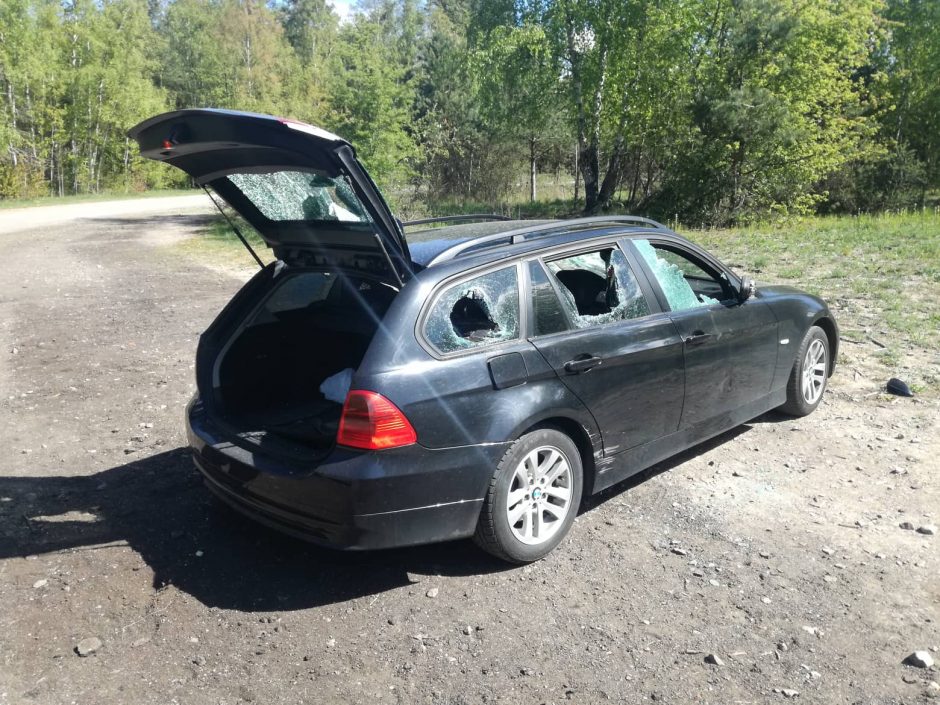 BMW vairuotojui – šaltas dušas: automobilį apmėtė akmenimis