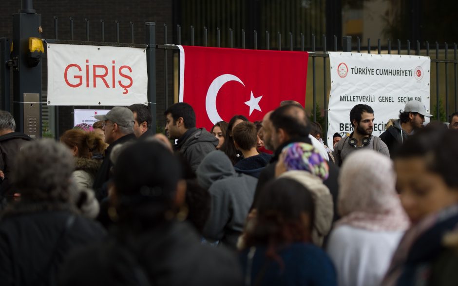 Per turkų balsavimą kilus muštynėms sužeista 12 žmonių