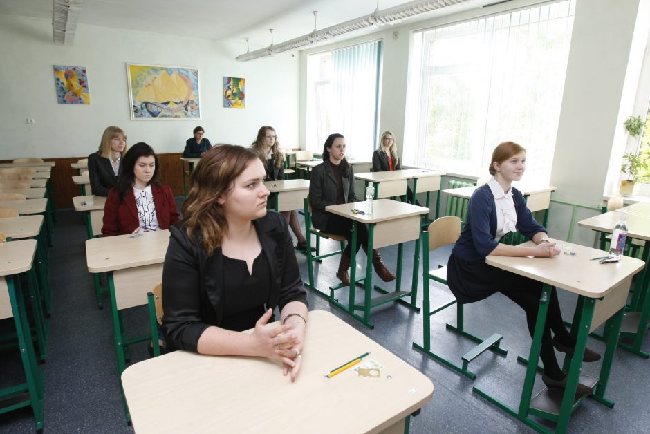 Abiturientai laiko užsienio kalbos – rusų – valstybinį egzaminą