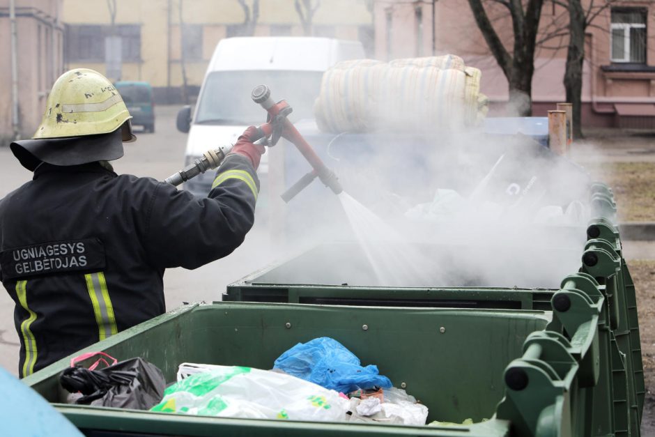 Vilniuje sprogus nenustatytam užtaisui degė atliekų konteineris