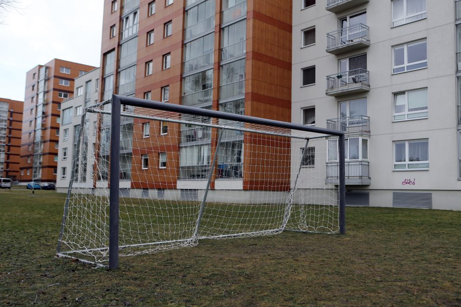 Už vaikams įrengtus futbolo vartus – kaimynų skundas