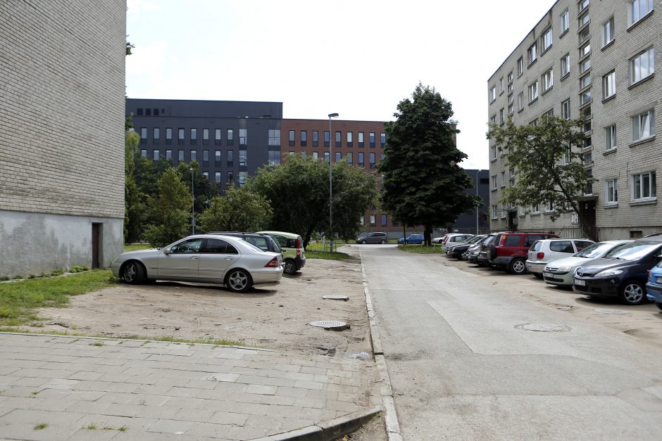 Kauno gatvėje situacija nesikeičia: automobiliai statomi, kur papuola