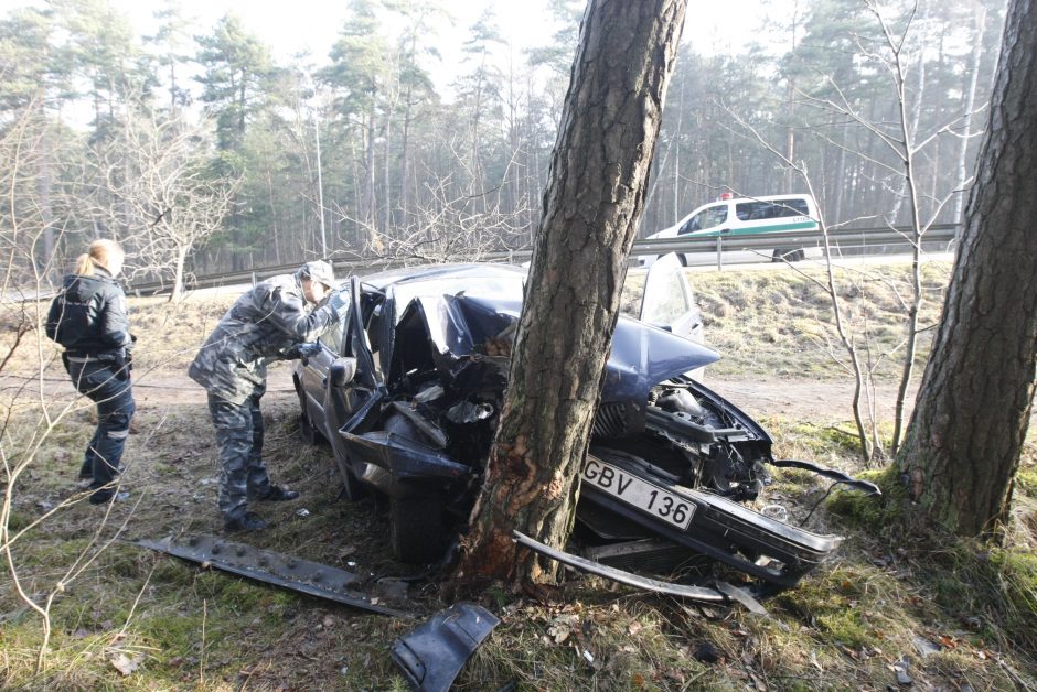 BMW avarija Melnragėje: vairuotojas – vis dar kritinės būklės