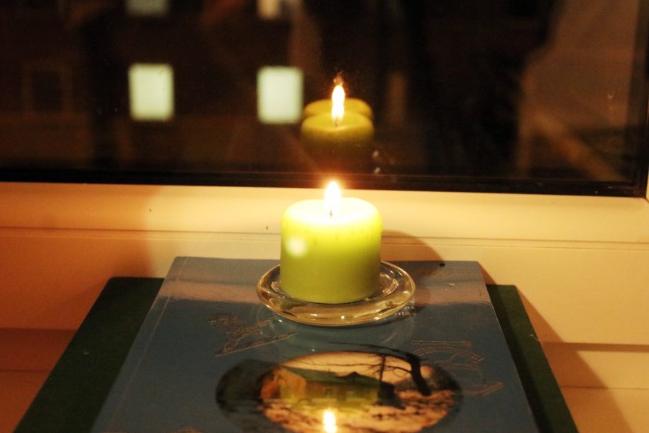 Klaipėdos mokyklų languose sužibo laisvės gynėjams skirtos žvakės 