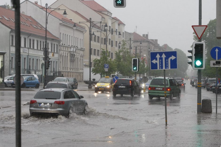 Mieste – nuolatinė potvynių grėsmė: klaipėdiečiai vėl skaičiuoja nuostolius